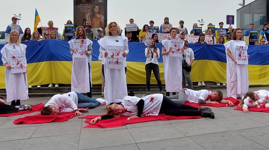 İstanbul'da Ukraynalılardan 'savaşa hayır' eylemi! O sırada Rus vatandaşı megafonu eline aldı ve...