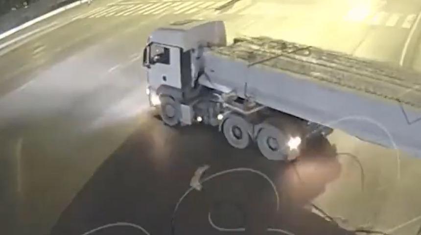 Samsun'da yaşandı! Bir cip, beton blok yüklü tırın altından geçti