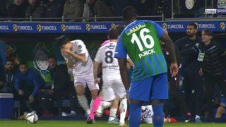 Son dakika: Rizespor - Fenerbahçe maçında 35. saniyede kırmızı kart! Fabricio Baiano yumruk attı...