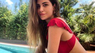 Türkan Şoray'ın kızı Yağmur Ünal göğüslerini önden bağladı! Pozuyla tozu dumana kattı