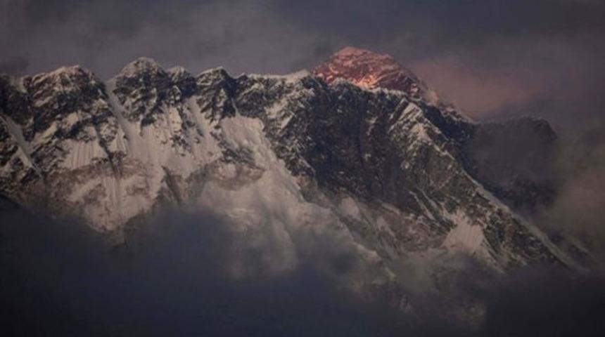 Everest'in altından hızlı tren hattı geçecek