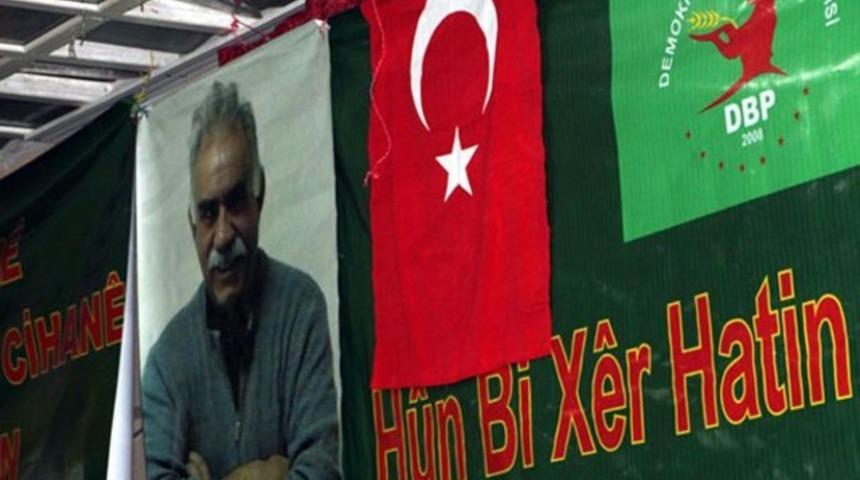 Türk Bayrağı ile Öcalan'ın posterini yan yana astılar