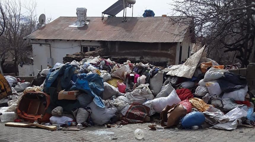 10 yıl boyunca biriktirmiş! Evinden 2 kamyon &ccedil;&ouml;p &ccedil;ıktı