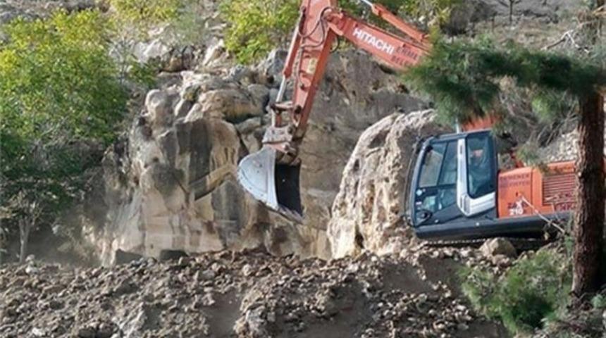 Kaya mezarlarına iş makinası ile daldılar