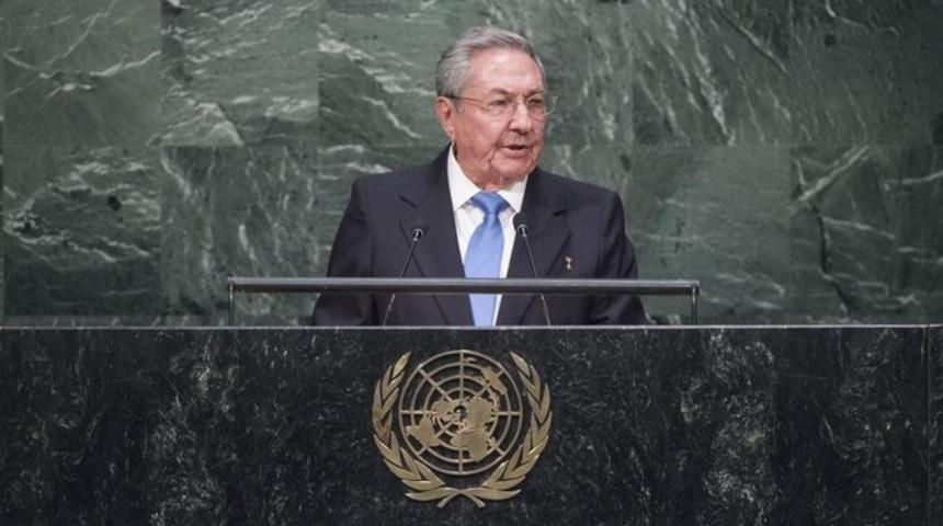 Fidel Castro 4.5 saat, Raul Castro 15 dakika konuştu