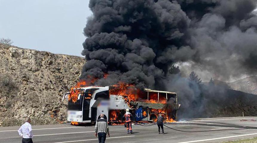 40 yolcu taşıyordu, alev alev yandı! Otobüste korkunç yangın