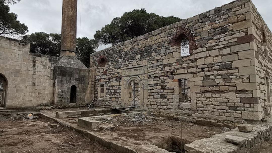 Restorasyon &ccedil;alışmalarında beklenmedik s&uuml;rpriz! 642 yıllık camide bulununca &ccedil;alışmalar durduruldu