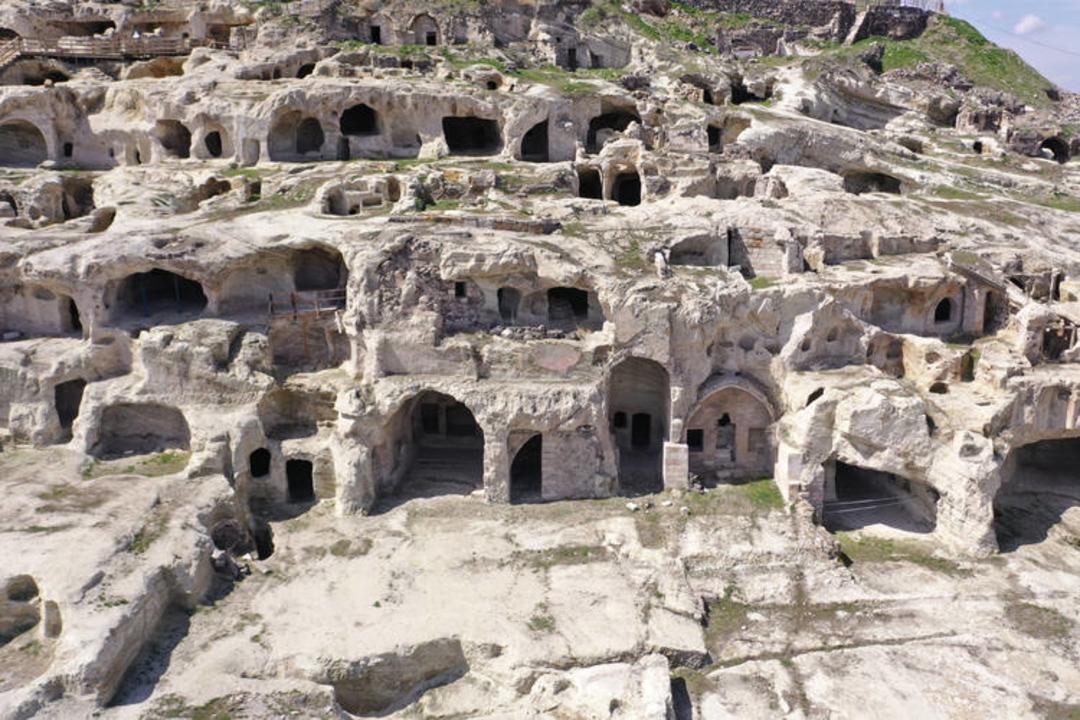 Tarihi yama&ccedil; yerleşimi Kayaşehir'de ortaya &ccedil;ıkarılan t&uuml;nel turizme a&ccedil;ılıyor