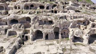 Tarihi yamaç yerleşimi Kayaşehir'de ortaya çıkarılan tünel turizme açılıyor