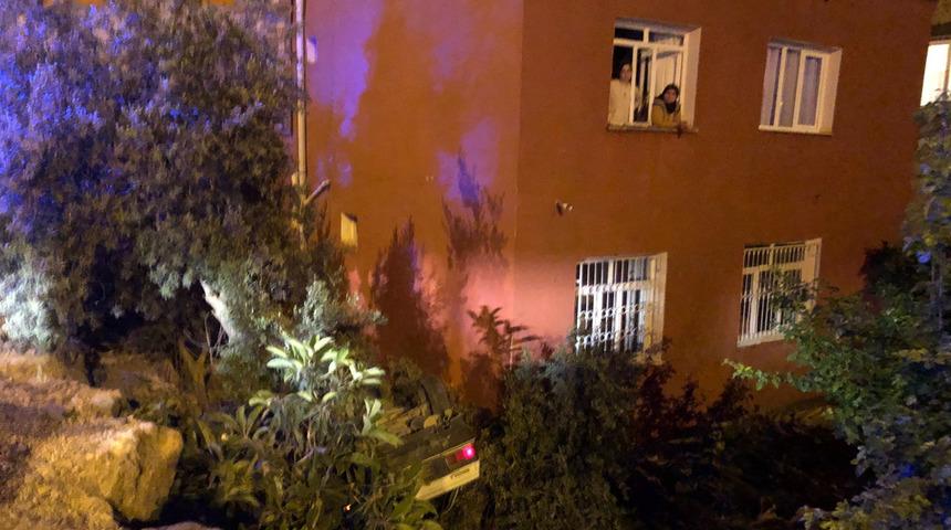 Balkonda çay içerken hayatlarının şokunu yaşadılar! Bahçeye uçtu