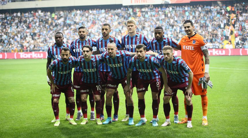 Son dakika: Bu da oldu! Adana Demirspor - Trabzonspor maçında sahaya dürüm atıldı