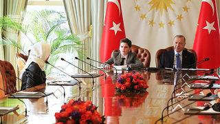 Cumhurbaşkanı Erdoğan, koltuğunu 8. sınıf öğrencisine devretti