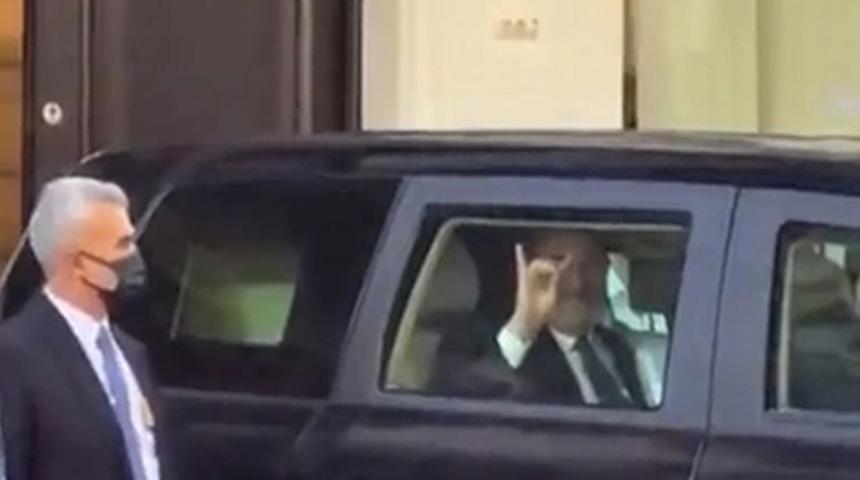 Mevl&uuml;t &Ccedil;avuşoğlu'ndan bozkurt işareti! Ermeni protestoculara b&ouml;yle yanıt verdi