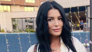 Aleyna Tilki'nin annesi Havva Öztel deniz kıyısında kumlara uzanıp poz verdi! 