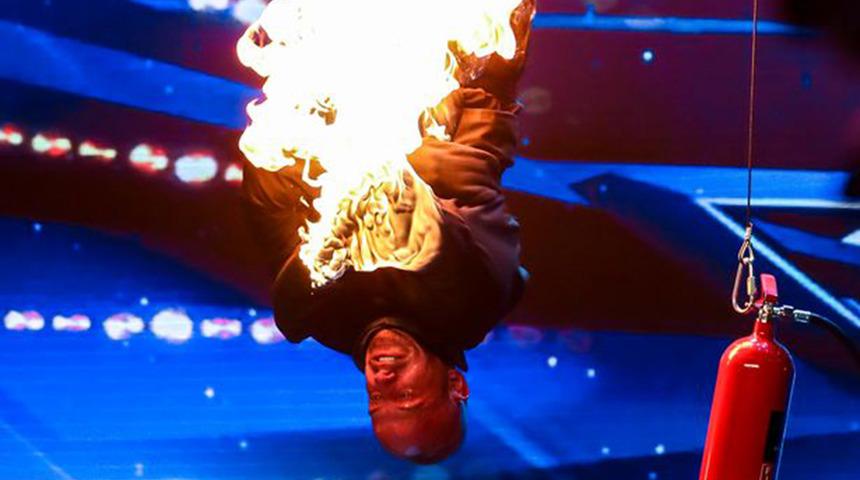 Jüriyi etkileyeyim derken işleri ters gitti! Yetenek yarışması Britain's Got Talent'taki ölüme davetiye çıkartan anlar izleyenleri korkuttu