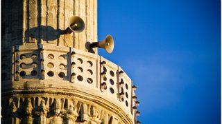 Sabah ezanını “Namaz Facebook’tan hayırlıdır” diye okuyan müezzin görevden uzaklaştırıldı