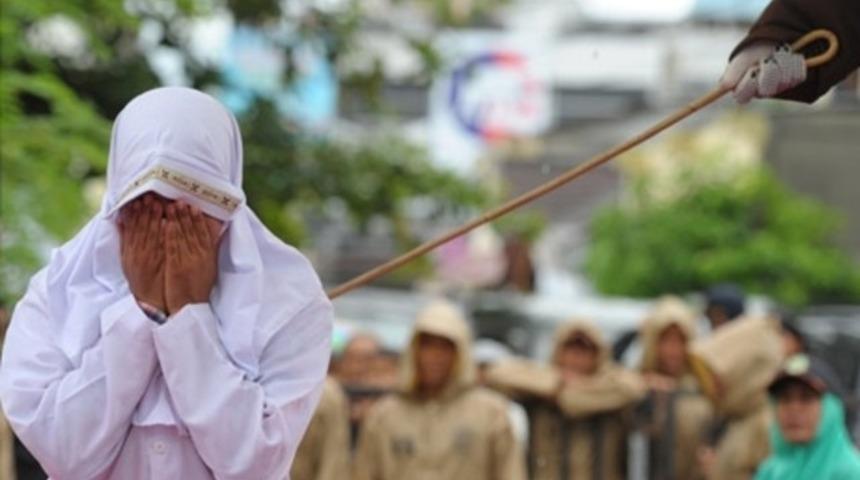 Erkeğe yakın durmanın cezası kırbaç