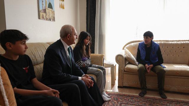 Kılıçdaroğlu Mamak'ta elektriği kesilen aileyi ziyaret etti... 'Türkiye derin trajedi ile karşı karşıya'
