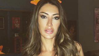 Merve Oflaz'dan mini şortlu poz! Çiçeklerden daha güzelsin