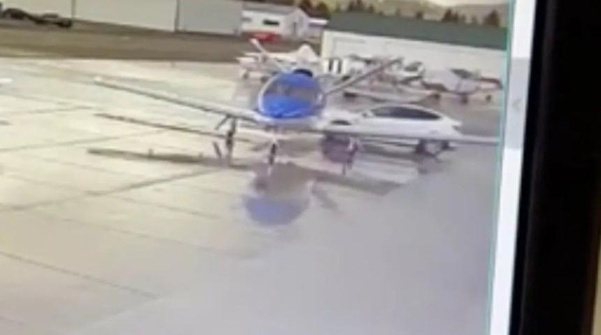 Bu nasıl bir kaza! Sahibinin "çağırdığı" Tesla, 3.5 milyon dolarlık özel jete çarptı