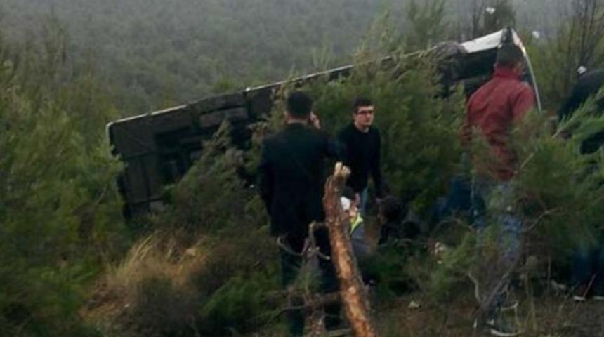 Yolcu midib&uuml;s&uuml; devrildi: 16 yaralı