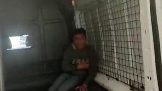 Sosyal medyada tepki çeken olay! Zabıta aracına kilitlenen çocuk sıcaktan fenalık geçirdi