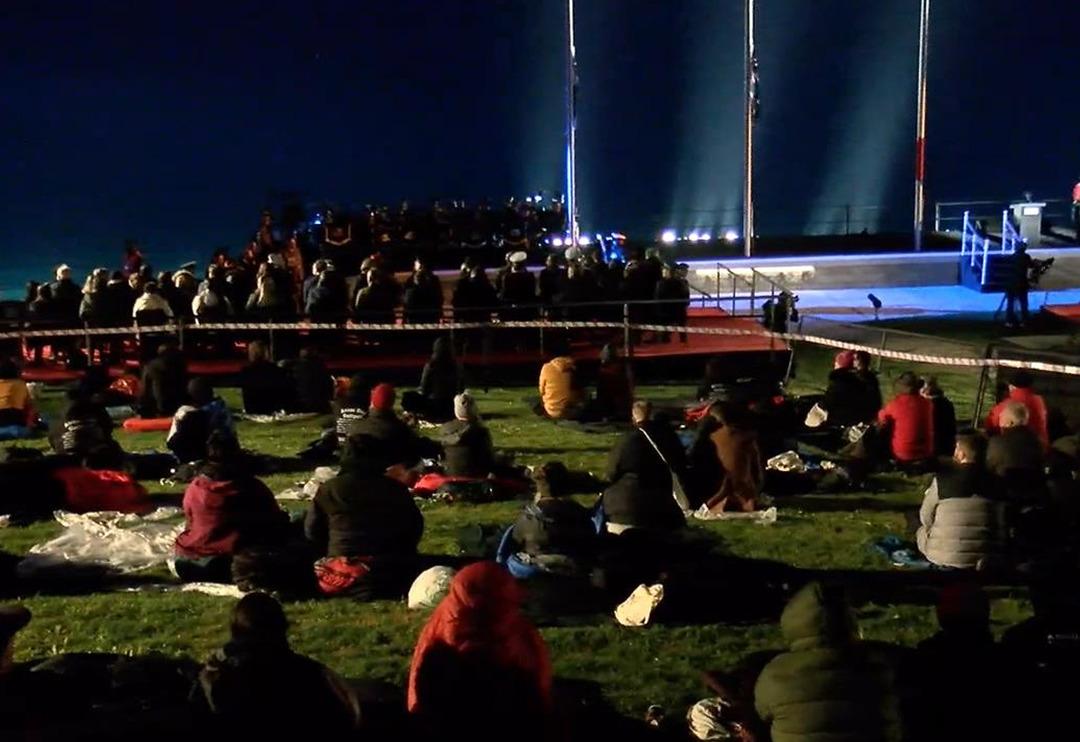 Anzak Koyu'nda geleneksel 'şafak ayini'! İki yıl aradan sonra...
