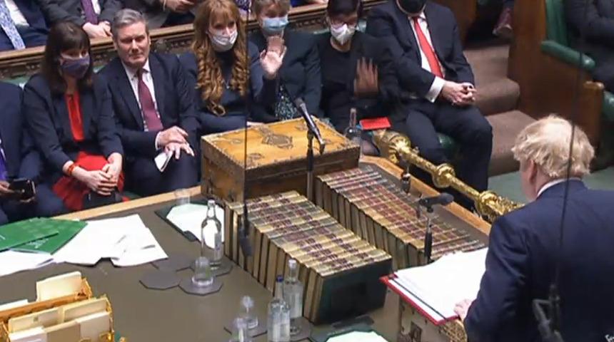 Angela Rayner'in oturuşu 'Temel İçgüdü'yü hatırlattı! Bacak bacak üstüne atıp...