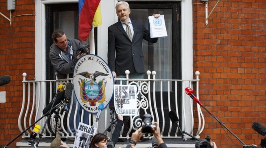 Assange'dan balkonda zafer konuşması