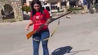 Kızını öldürdüğünü iddia eden köpeği pompalı tüfekle vurdu! Dehşet görüntüleri ortaya çıktı