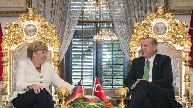 New York Times: Merkel, Erdoğan'la işbirliğinin bedelini ödüyor