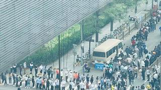 Koronavirüs geri mi geliyor? Çin'de büyük panik! Vakalar arttı, yeniden kapanma endişesi rafları boşalttı