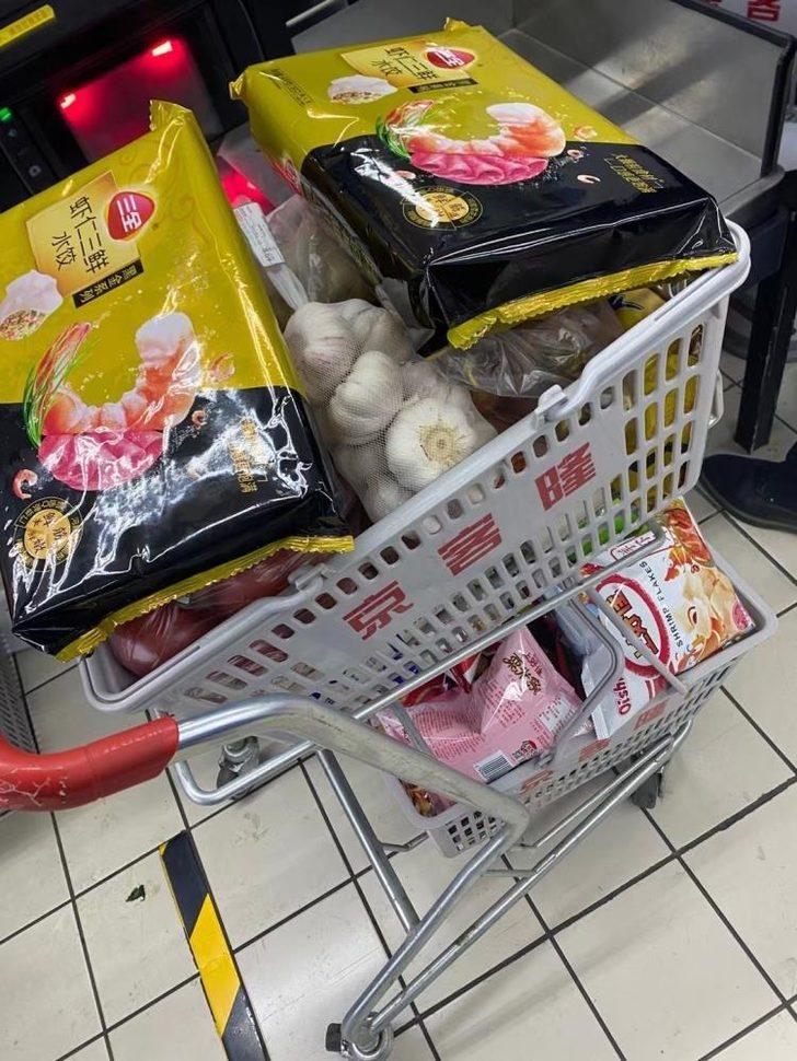 Koronavirüs geri mi geliyor? Çin'de büyük panik! Vakalar arttı, yeniden kapanma endişesi rafları boşalttı G3