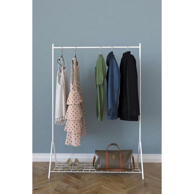 Giyinme odanızın havasını değiştirecek ve en az iki katı yer tasarrufu sağlayacak şık elbise askıları