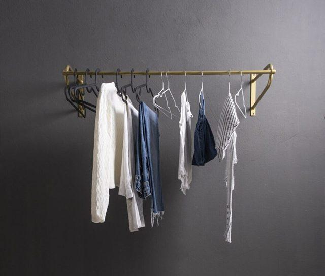 Giyinme odanızın havasını değiştirecek ve en az iki katı yer tasarrufu sağlayacak şık elbise askıları