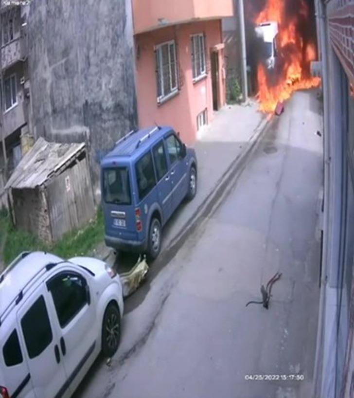 Evlerin arasına düşmüştü! Bursa'da uçağın düşme anı kamerada G4