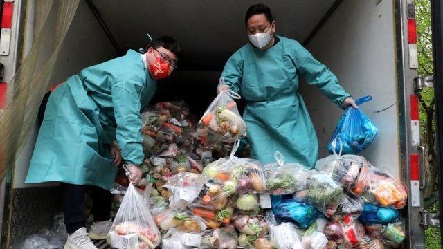 25 milyon insan, hükümetin dağıttığı sebze ve market alışverişi torbalarını beklemek zorunda.