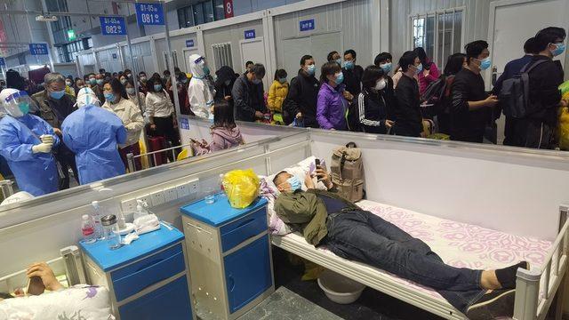 Şanghay'da Covid hastalarının yatırıldığı bir hastanede, test sonucu iki kez negatif çıkanlar, hastaneden ayrılmak için kuyruk oluşturmuş