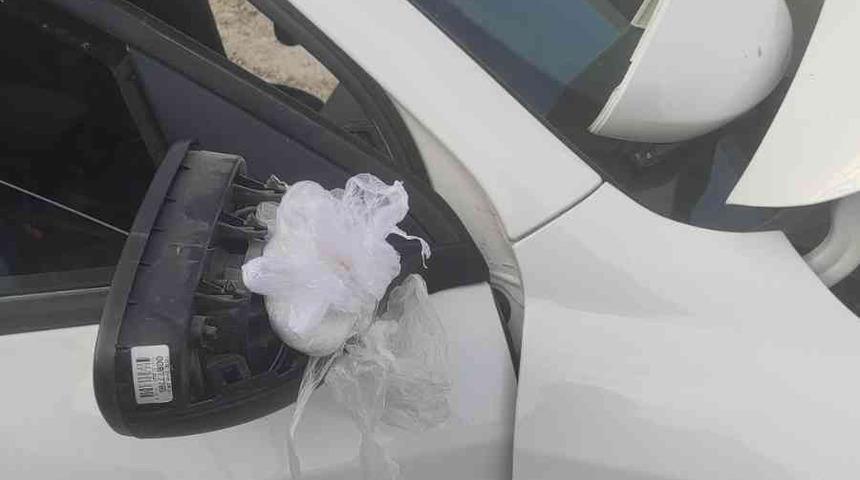 Durdurulan otomobilde bulundu! Aynaya gizlemişler