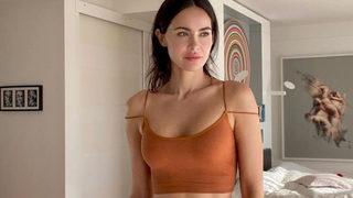 Seksenler oyuncusu Volkan Demirel'in eşi Zeynep Demirel spor tarzıyla dikkat çekti! Amuda kalktı