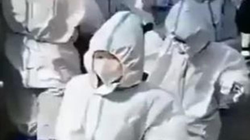 Çin’den korkutan manzara! Anne ve babası karantinaya alınan çocuklar test kuyruğuna böyle getirildi