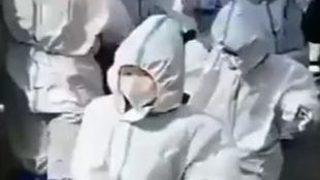 Çin’den korkutan manzara! Anne ve babası karantinaya alınan çocuklar test kuyruğuna böyle getirildi