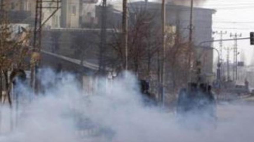 Bomba göstericinin elinde patladı /