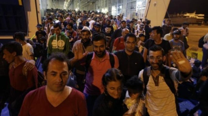 Yunanistan: Binlerce g&ouml;&ccedil;men Midilli Adası'ndan Pire'ye ge&ccedil;ti