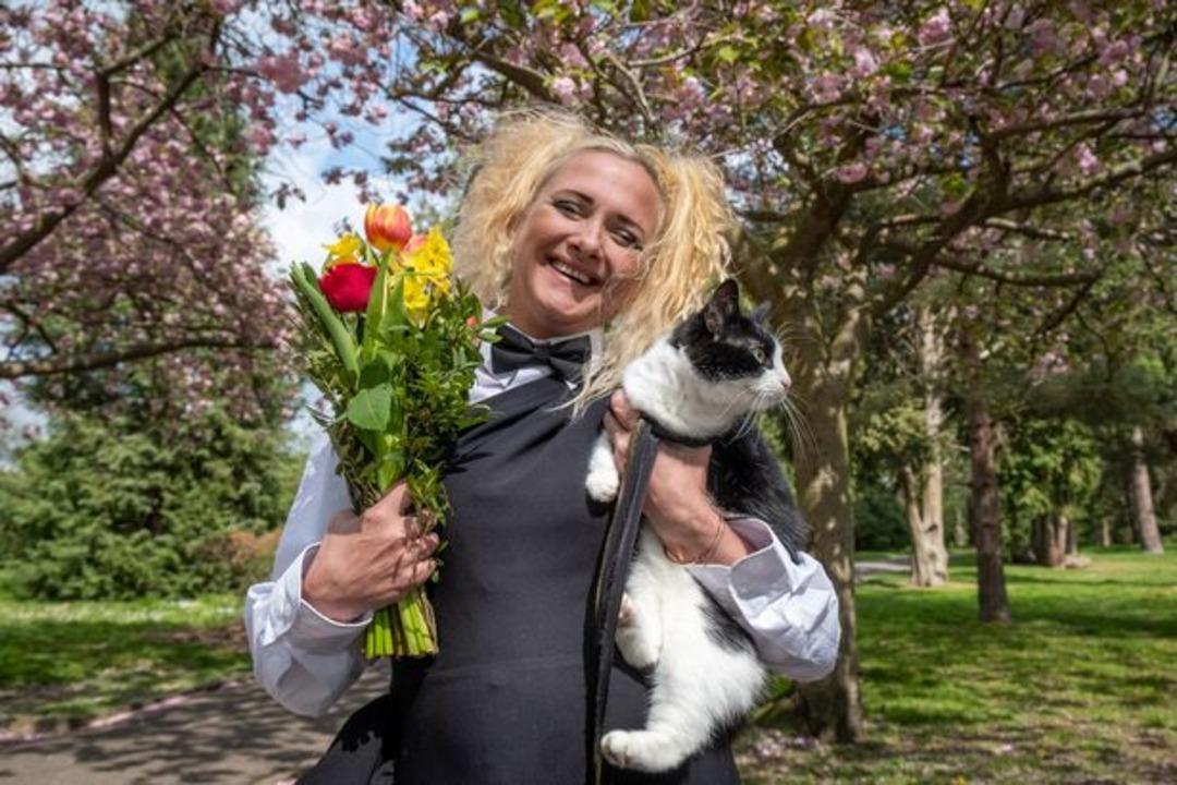 Sosyal medya bu d&uuml;ğ&uuml;n&uuml; konuşuyor! Ev sahibinin kedisini kabul etmesi i&ccedil;in evlendi