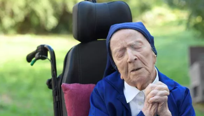 Yeni rekortmen olarak Guinness’e adını yazdırdı! Dünyanın en yaşlı insanı artık Fransız rahibe Lucile Randon oldu