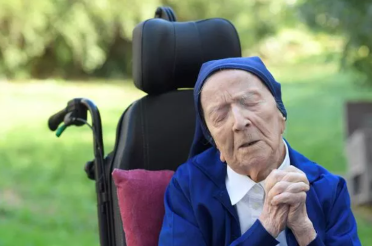 Yeni rekortmen olarak Guinness’e adını yazdırdı! Dünyanın en yaşlı insanı artık Fransız rahibe Lucile Randon oldu