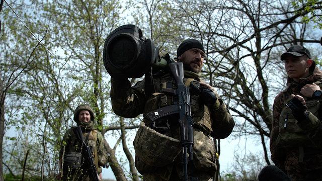 Ukraynalı bir asker İngiliz yapımı tanksavar füzeyi gösteriyor.