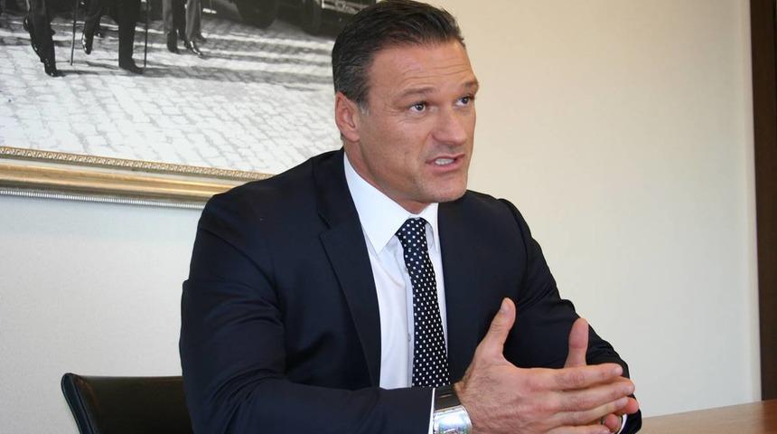 "Korkak" diyerek sert tepki gösterdi: Alpay Özalan’dan CHP'li Özel'e zehir zemberek sözler! ‘Kuyruğunu sıkıştırarak...’