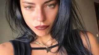 Merve Boluğur'un mini şortlu bisiklet pozu olay oldu! Vampir kombiniyle şaşırtmıştı...